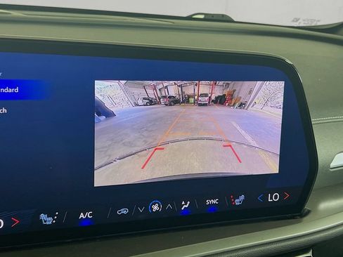 Used 2025 Chevrolet Traverse LT FWD image 16