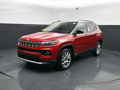 Used 2025 Jeep Compass Limited AWD/4WD image 4