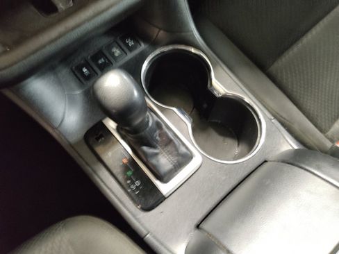 Used 2018 Toyota Highlander LE w/ Protection Package #3 image 26