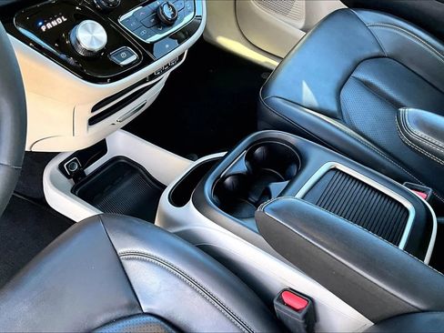 Used 2023 Chrysler Pacifica Touring-L FWD image 17