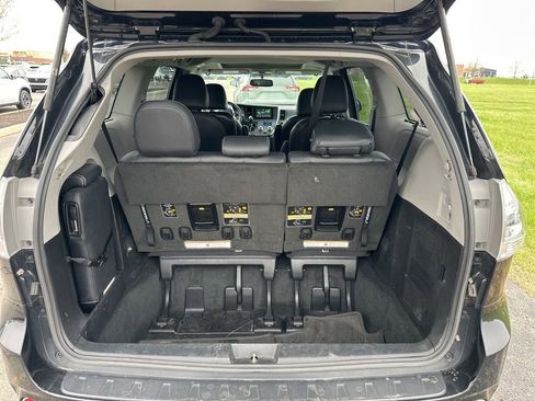 Used 2016 Toyota Sienna SE FWD image 11