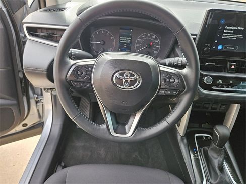 Used 2025 Toyota Corolla Cross LE image 17