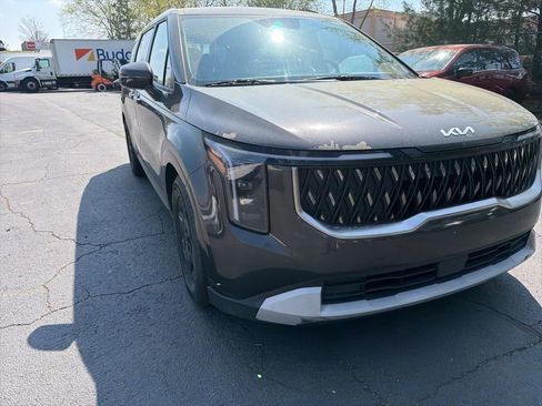 Used 2025 Kia Carnival image 3