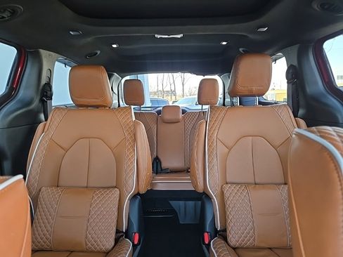 Used 2024 Chrysler Pacifica Pinnacle image 43