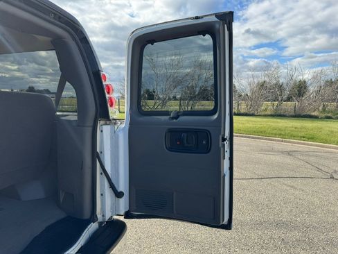 Used 2005 Chevrolet Express 3500 Passenger w/ LS Preferred Equipment Group RWD image 18