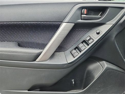 Used 2017 Subaru Forester 2.5i Premium image 12