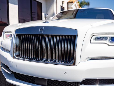 Used 2017 Rolls-Royce Dawn image 23