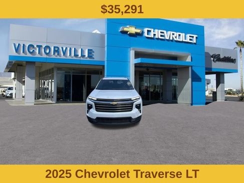 Used 2025 Chevrolet Traverse LT FWD image 2