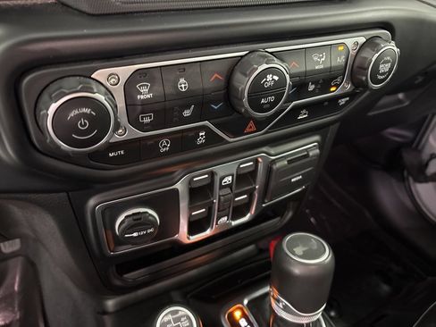 Used 2022 Jeep Wrangler Unlimited Sahara AWD/4WD image 35