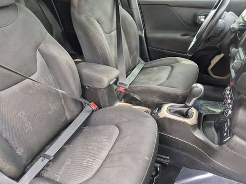 Used 2017 Jeep Renegade Latitude FWD image 28