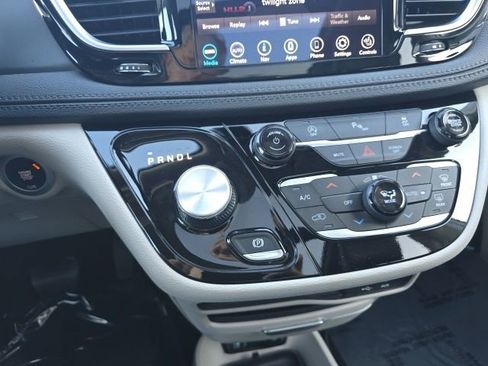 Used 2020 Chrysler Pacifica Limited image 16