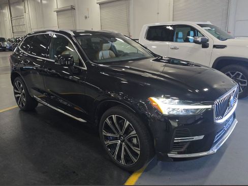 Used 2023 Volvo XC60 T8 Ultimate w/ Climate Package image 3