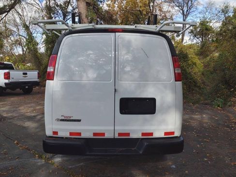 Used 2018 Chevrolet Express 2500 w/ Driver Convenience Package RWD image 4
