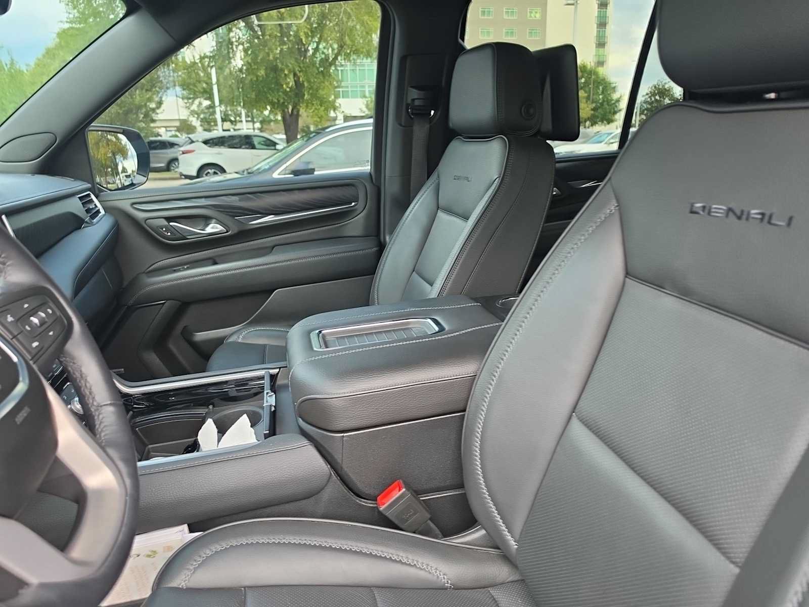 Used 2024 GMC Yukon Denali w/ Advanced Technology Package RWD image 7