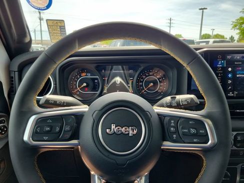 Used 2024 Jeep Wrangler Unlimited Sahara w/ Technology Group AWD/4WD image 19
