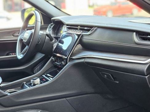 Used 2024 Jeep Grand Cherokee Limited image 12