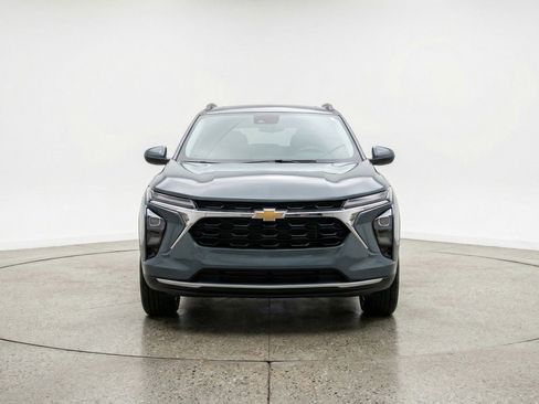 Used 2025 Chevrolet Trax LT w/ LT Convenience Package image 2