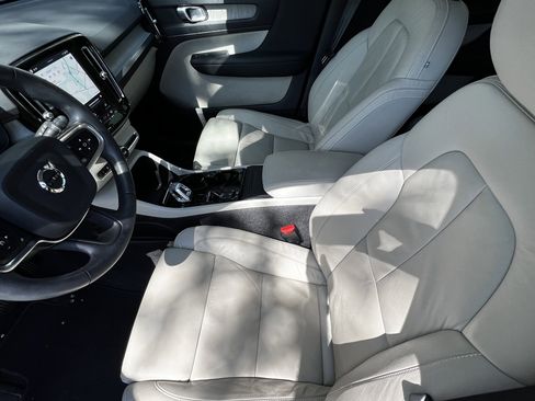 Used 2023 Volvo XC40 B5 Plus image 16