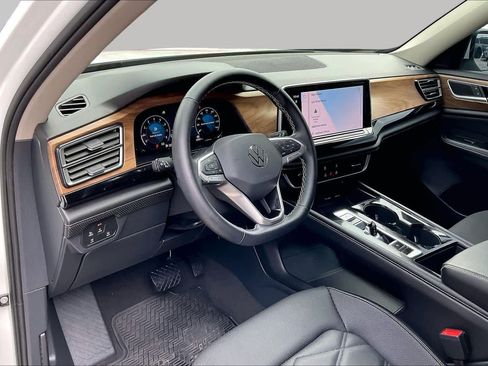 Used 2024 Volkswagen Atlas SE FWD image 16
