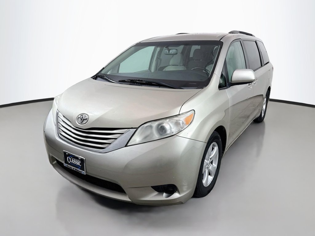 Used 2017 Toyota Sienna LE FWD image 3