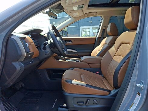 Certified 2025 Nissan Pathfinder Platinum w/ Cargo Package AWD/4WD image 14
