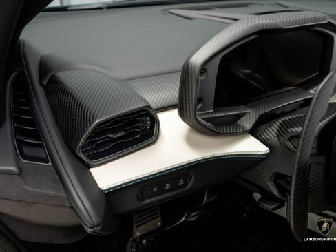 Used 2025 Lamborghini Revuelto image 44