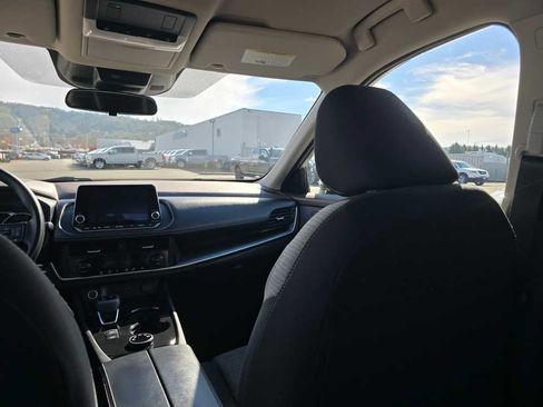 Used 2023 Nissan Rogue SV image 14