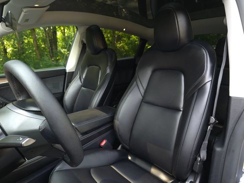 Used 2025 Tesla Model Y Long Range RWD image 14