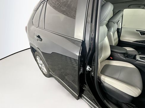 Used 2025 Toyota RAV4 XLE Premium FWD image 28