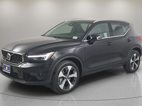 Used 2025 Volvo XC40 B5 Plus w/ Protection Package Premier AWD/4WD image 3
