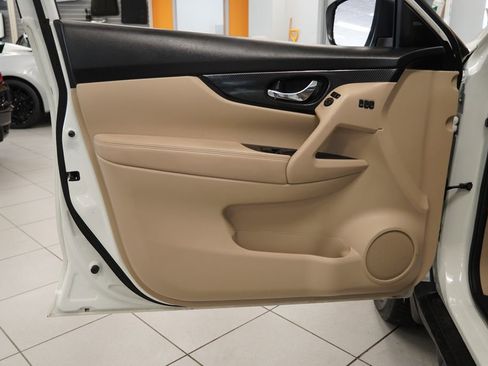 Used 2018 Nissan Rogue SL w/ Premium Package AWD/4WD image 6
