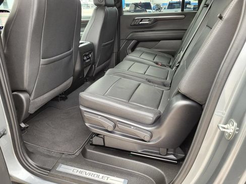 Used 2025 Chevrolet Suburban Z71 AWD/4WD image 3