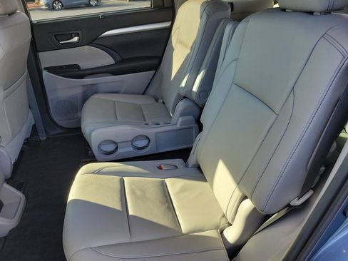 Used 2019 Toyota Highlander XLE image 16