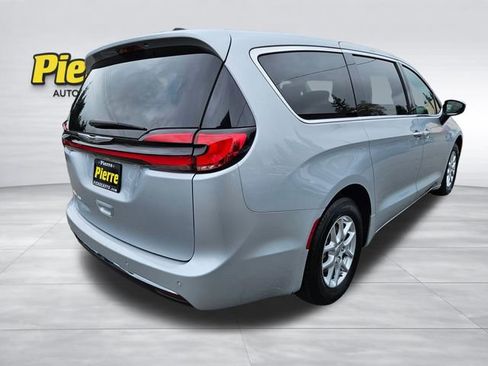 Used 2023 Chrysler Pacifica Touring-L FWD image 5