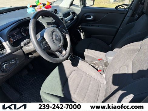 Used 2022 Jeep Renegade Latitude w/ Convenience Group image 3