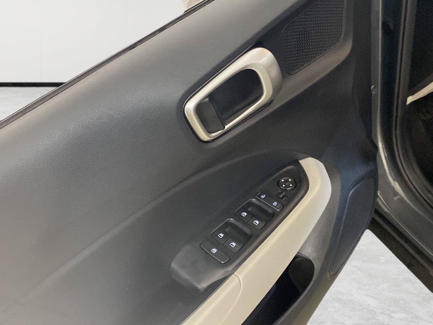 Used 2025 Hyundai Venue SEL FWD image 7