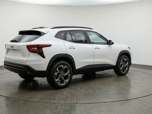 Used 2025 Chevrolet Trax LT w/ LT Convenience Package image 9