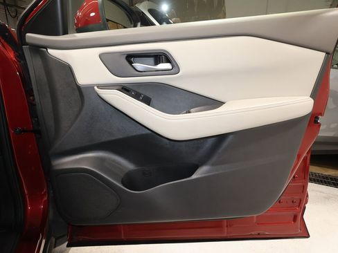 Used 2025 Nissan Rogue SV image 17