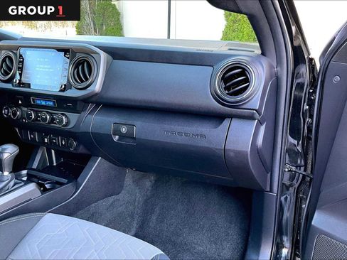 Certified 2022 Toyota Tacoma TRD Off-Road AWD/4WD image 18