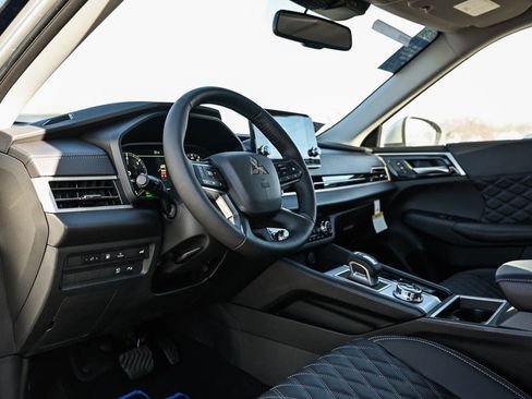 New 2025 Mitsubishi Outlander SEL image 18