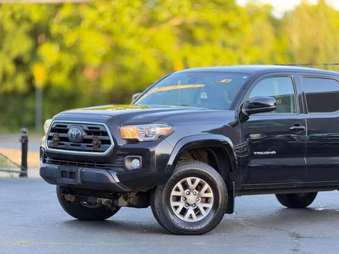 Used 2018 Toyota Tacoma SR5 AWD/4WD image 2