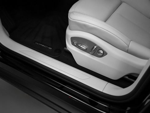 Used 2025 Porsche Macan image 25