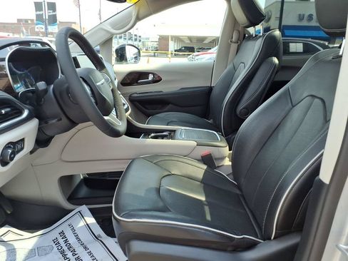 Used 2023 Chrysler Pacifica Limited AWD/4WD image 14