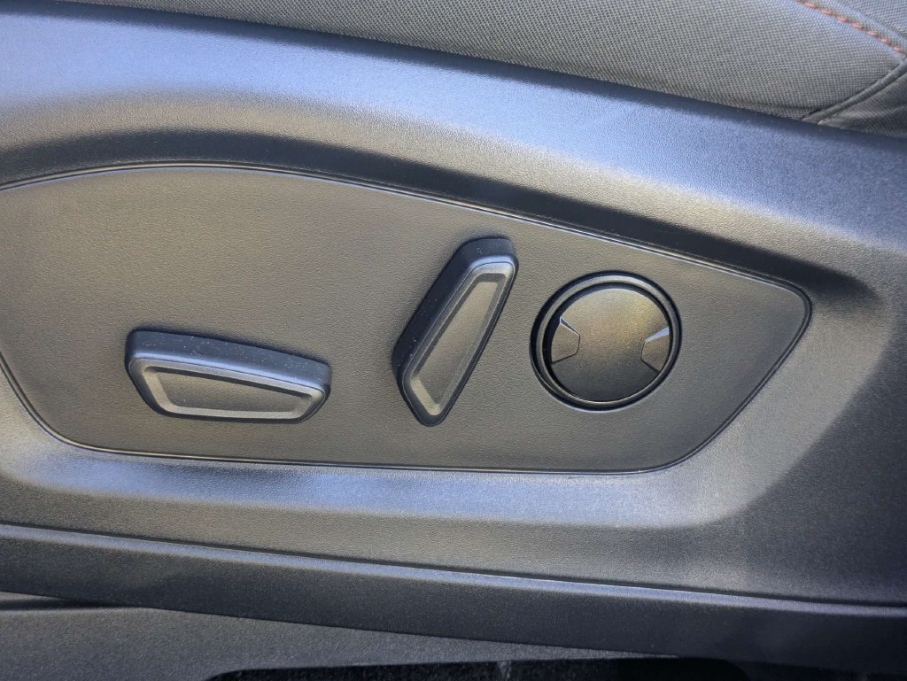 Used 2025 Ford Explorer Active AWD/4WD image 21