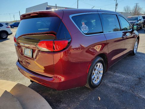 Used 2021 Chrysler Voyager LX image 26