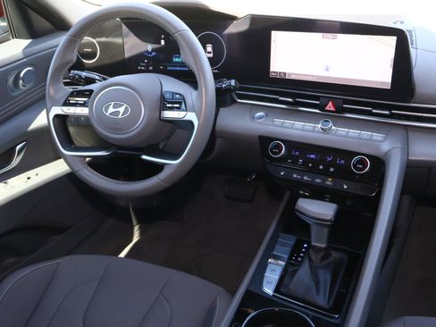 Used 2024 Hyundai Elantra SEL w/ Convenience Package image 10