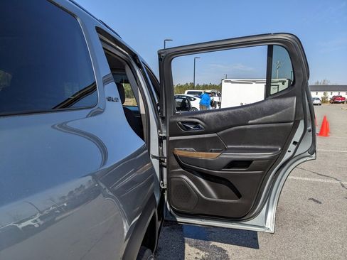 Used 2023 GMC Acadia SLE w/ Driver Convenience Package image 58