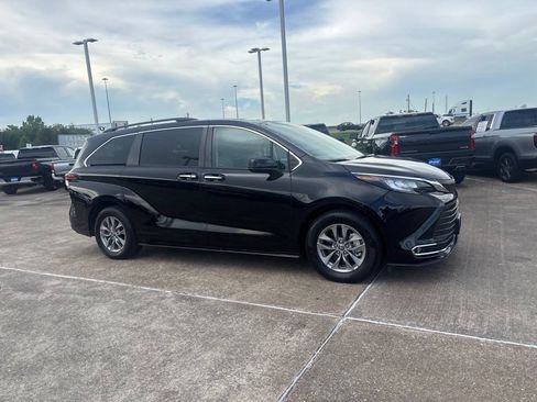 Used 2021 Toyota Sienna XLE FWD image 6