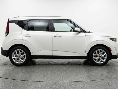 Used 2025 Kia Soul LX w/ LX Technology Package image 11