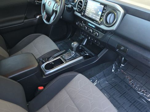 Used 2022 Toyota Tacoma TRD Off-Road w/ Technology Package AWD/4WD image 15